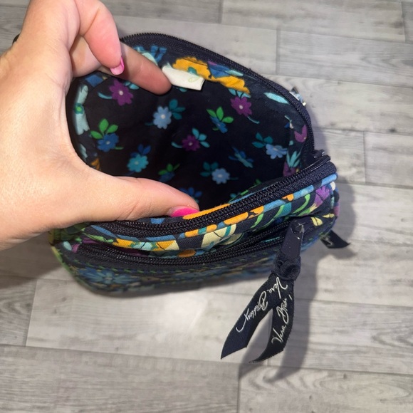 Vera Bradley Floral Crossbody with adjustable strap - Picture 4 of 14